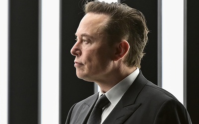 Elon Musk chciał zapłacić za Twittera 44 mld dolarów. Transakcję wstrzymał do czasu uzyskania informacji o spamie i fałszywych kontach obecnych w serwisie.