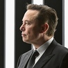 Elon Musk chciał zapłacić za Twittera 44 mld dolarów. Transakcję wstrzymał do czasu uzyskania informacji o spamie i fałszywych kontach obecnych w serwisie.