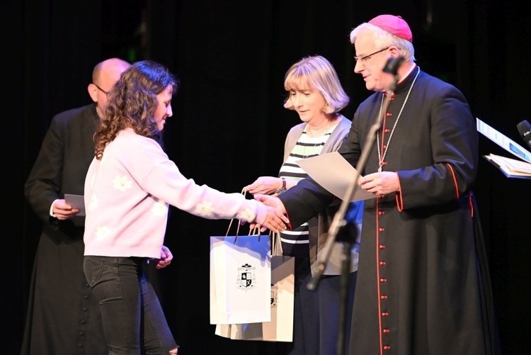 Świdnica. Program artystyczny i wręczenie nagród z okazji Dni Papieskich