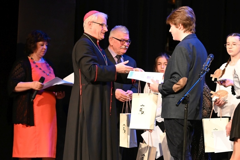 Świdnica. Program artystyczny i wręczenie nagród z okazji Dni Papieskich