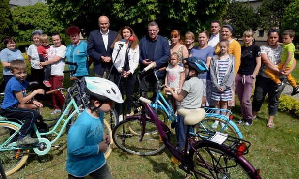 Przekazanie jednośladów odbyło się na dziedzińcu seminarium.