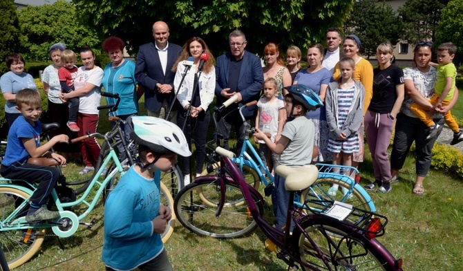 Przekazanie jednośladów odbyło się na dziedzińcu seminarium.