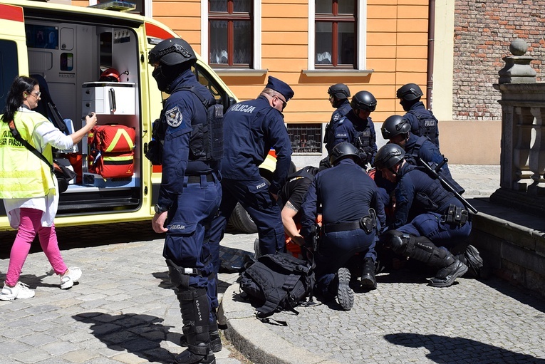 Strzały i krzyki przed katedrą. To dla większego bezpieczeństwa