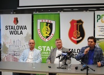 Wiesław Siembida (w środku) nowym prezesem Piłkarskiej Spółki Akcyjnej w Stalowej Woli. 