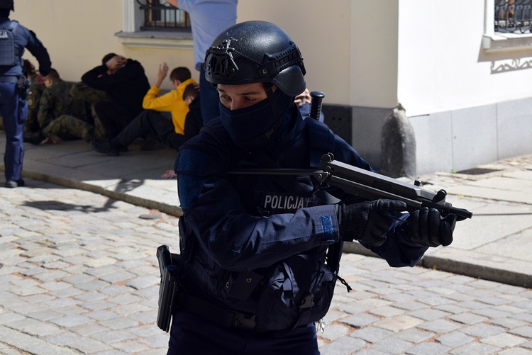 Ćwiczenia antyterrorystyczne na Ostrowie Tumskim