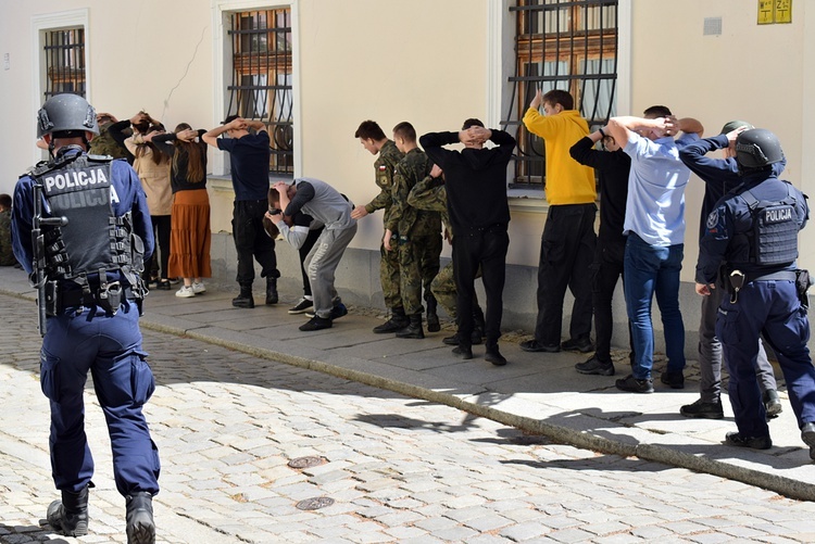 Ćwiczenia antyterrorystyczne na Ostrowie Tumskim