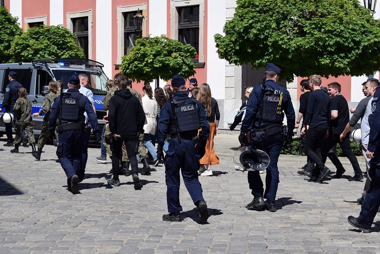 Ćwiczenia antyterrorystyczne na Ostrowie Tumskim