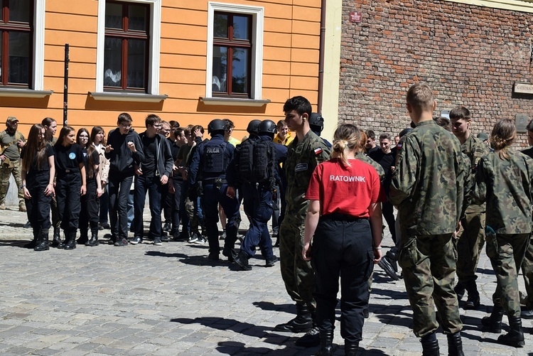 Ćwiczenia antyterrorystyczne na Ostrowie Tumskim