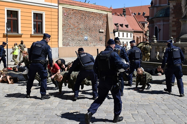 Ćwiczenia antyterrorystyczne na Ostrowie Tumskim