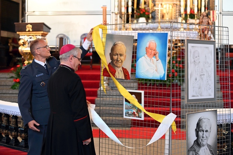 Więźniowie św. Janowi Pawłowi II. Otwarcie wystawy w świdnickiej katedrze