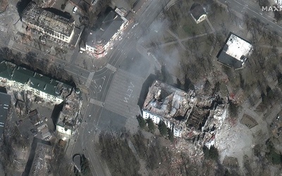 Rosjanie wywożą ciała cywilów z ruin zbombardowanego Teatru Dramatycznego w Mariupolu