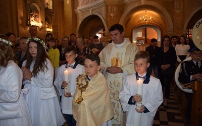 Relikwiarz do świątyni wniosły dzieci, które w tym roku przystąpiły do I Komunii św.