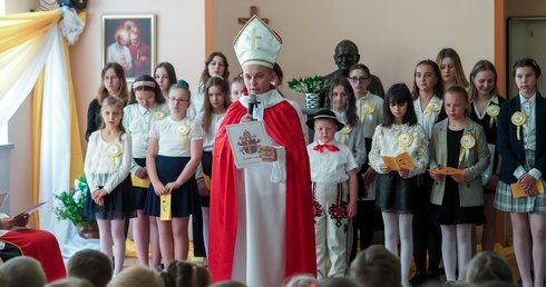 Uczniowie przygotowali przedstawienie ukazujące kadry z życia św. Jana Pawła II.