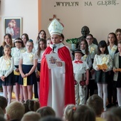 Uczniowie przygotowali przedstawienie ukazujące kadry z życia św. Jana Pawła II.