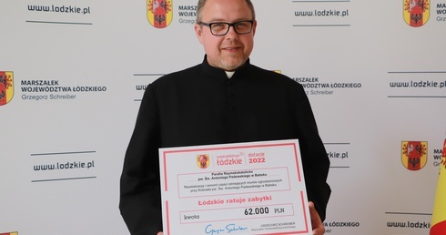 Ks. Paweł Pietrzak odebrał czek na 62 tys. zł. Dofinansowanie pomoże zadbać o zabytki w parafii w Babsku.