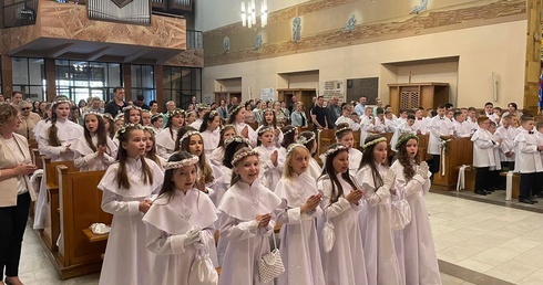 I Komunię św. przyjęły już dzieci m.in. z parafii św. Wawrzyńca w Sochaczewie.