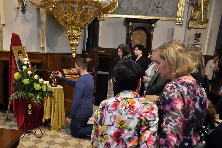 Limanowa. Wprowadzenie relikwii św. Charbela