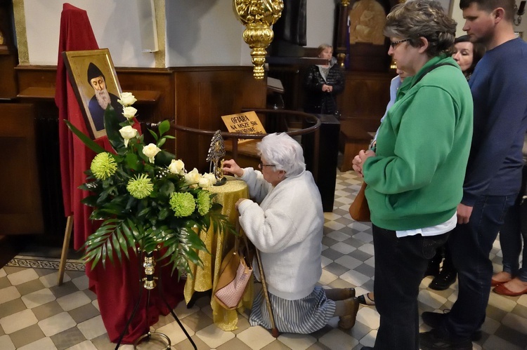 Limanowa. Wprowadzenie relikwii św. Charbela