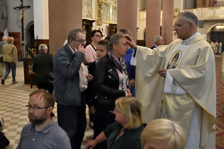 Limanowa. Wprowadzenie relikwii św. Charbela