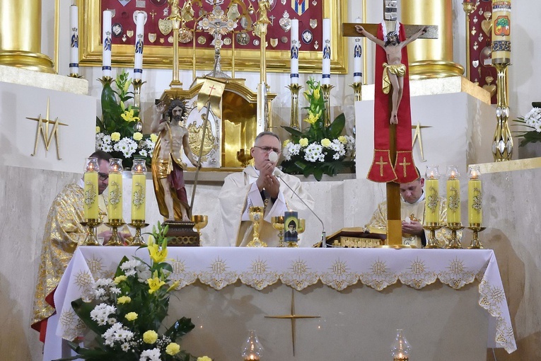 Limanowa. Wprowadzenie relikwii św. Charbela