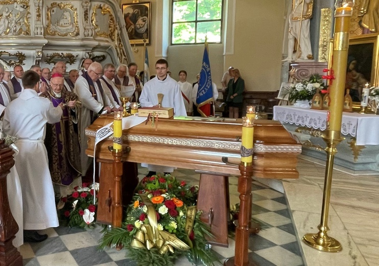 Ostatnie pożegnanie ks. Wojciecha Tyczyńskiego w Skoczowie