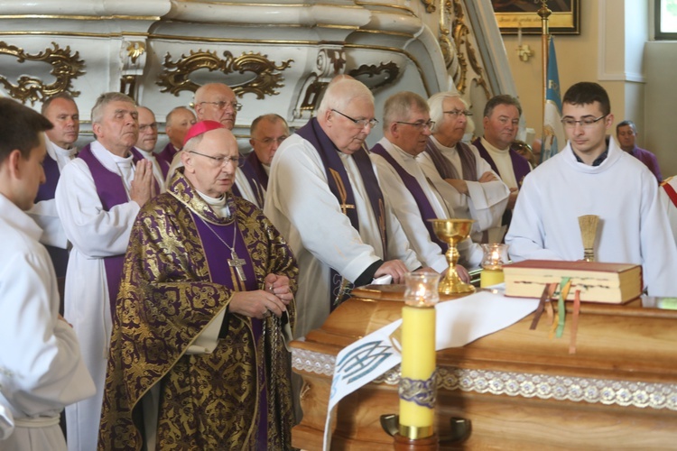 Ostatnie pożegnanie ks. Wojciecha Tyczyńskiego w Skoczowie