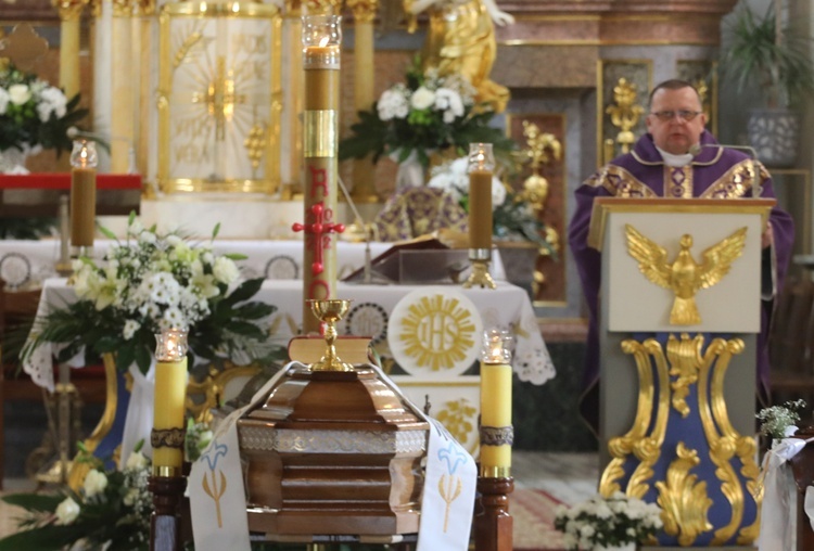 Modlitwę różańcową w świątyni poprowadził proboszcz ks. kan. Witold Grzomba.