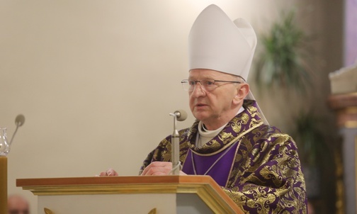 Pogrzebowej liturgii przewodniczył bp Paweł Stobrawa z Opola.