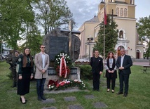 Po koncercie Robert Grudzień (trzeci od prawej) z artystami z Ukrainy przy pomniku przed białobrzeską świątynią.