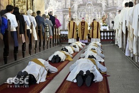 Prostracja w czasie święceń prezbiteratu sprzed kilku lat.