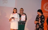 Wiktoria Dzikowska (z lewej) zdobyła I miejsce za recytację wiersza "Modlitwa".