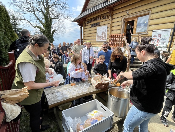 Mieszanie owiec u bacy Piotra Kohuta w Koniakowie