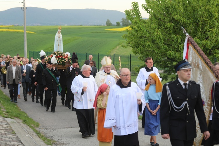 Bp Janusz Mastalski u św. abp. Bilczewskiego w Wilamowicach