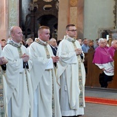 Nowo wyświęceni księża w czasie liturgii święceń 21 maja 2022 r.