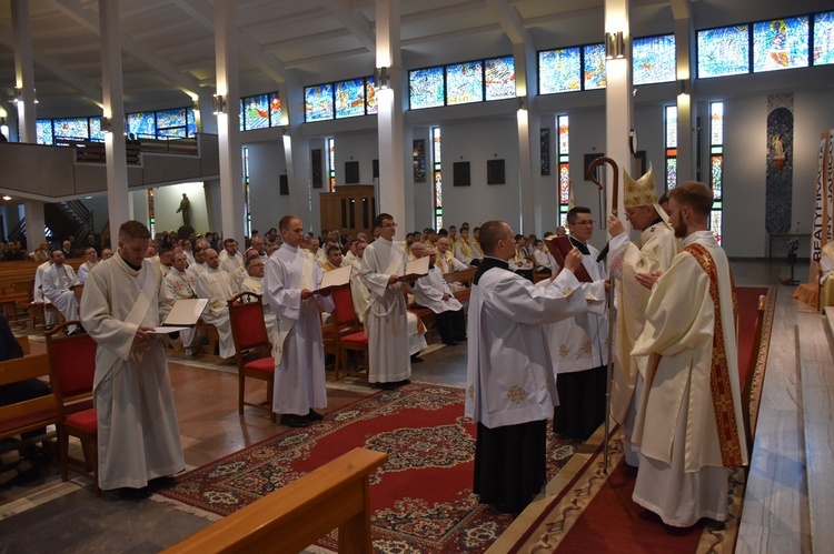 Abp Tadeusz Wojda wyświęcił salezjańskich kapłanów