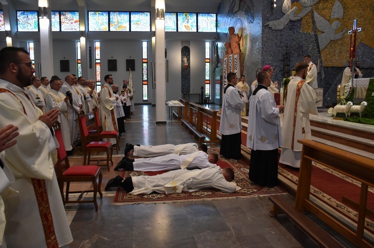 Abp Tadeusz Wojda wyświęcił salezjańskich kapłanów