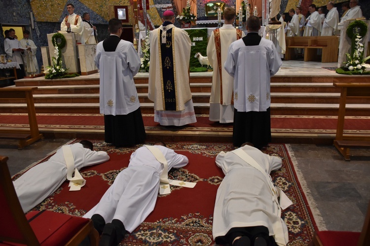 Abp Tadeusz Wojda wyświęcił salezjańskich kapłanów