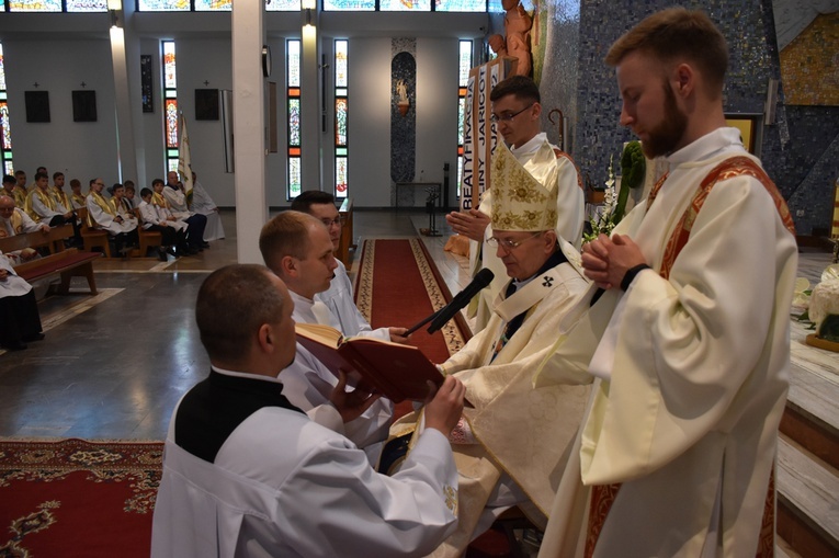 Abp Tadeusz Wojda wyświęcił salezjańskich kapłanów