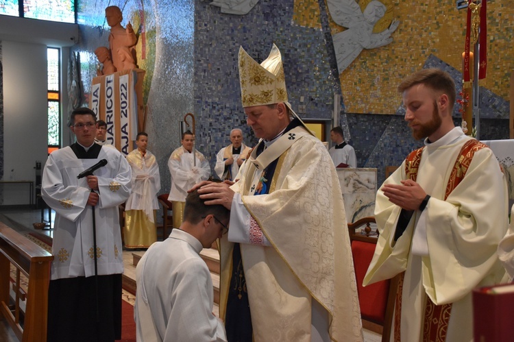 Abp Tadeusz Wojda wyświęcił salezjańskich kapłanów