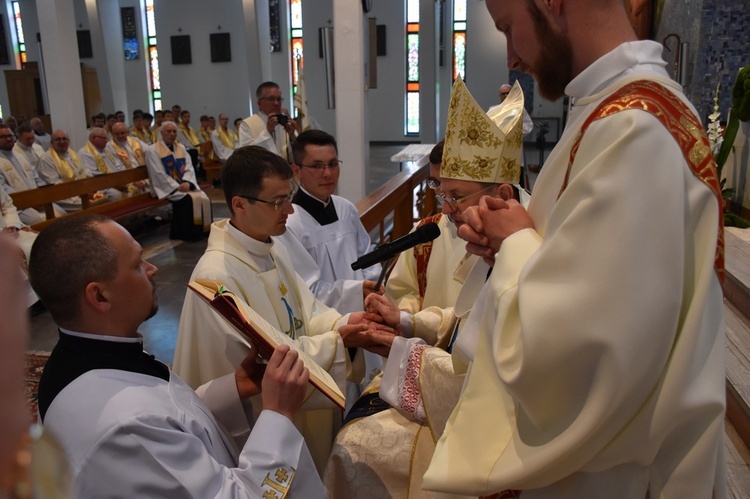 Abp Tadeusz Wojda wyświęcił salezjańskich kapłanów