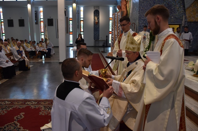 Abp Tadeusz Wojda wyświęcił salezjańskich kapłanów