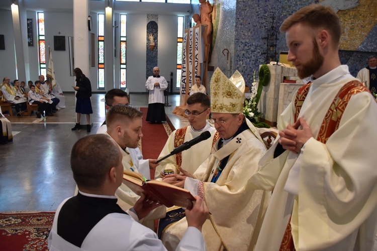 Abp Tadeusz Wojda wyświęcił salezjańskich kapłanów