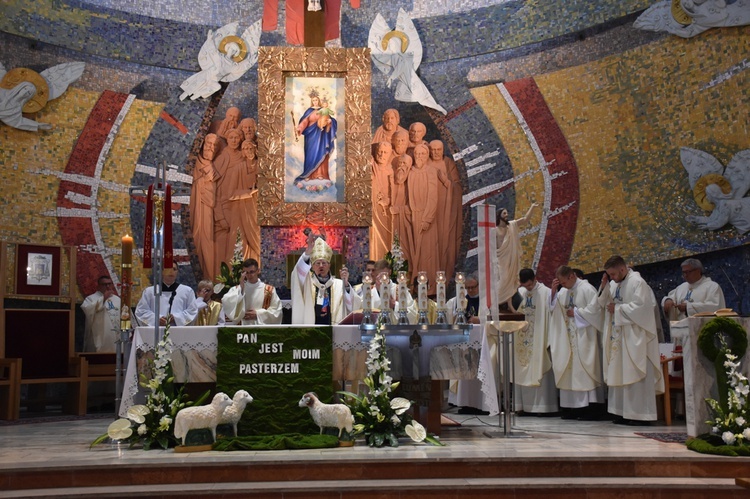 Abp Tadeusz Wojda wyświęcił salezjańskich kapłanów