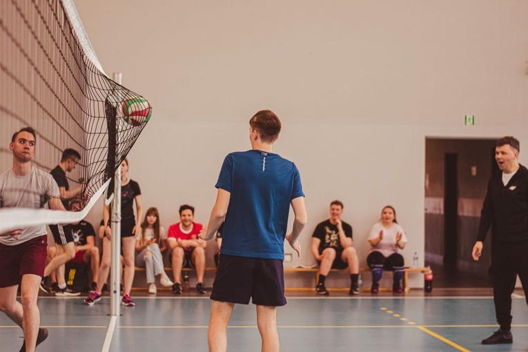 KSM zaprosił rówieśników na turniej siatkówki