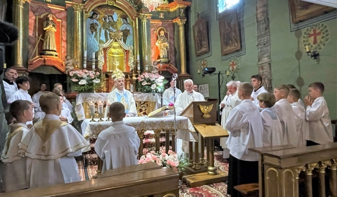 Liturgii przewodniczył bp Roman Pindel, a ołtarz otoczyli liczni w Starej Wsi ministranci i lektorzy.