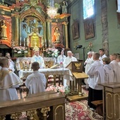 Liturgii przewodniczył bp Roman Pindel, a ołtarz otoczyli liczni w Starej Wsi ministranci i lektorzy.