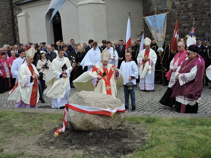 Po Mszy św. poświęcony został pamiątkowy kamień. 
