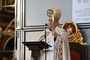 Biskup w czasie głoszenia homilii na zakończenie diecezjalnego etapy papieskiego synodu.