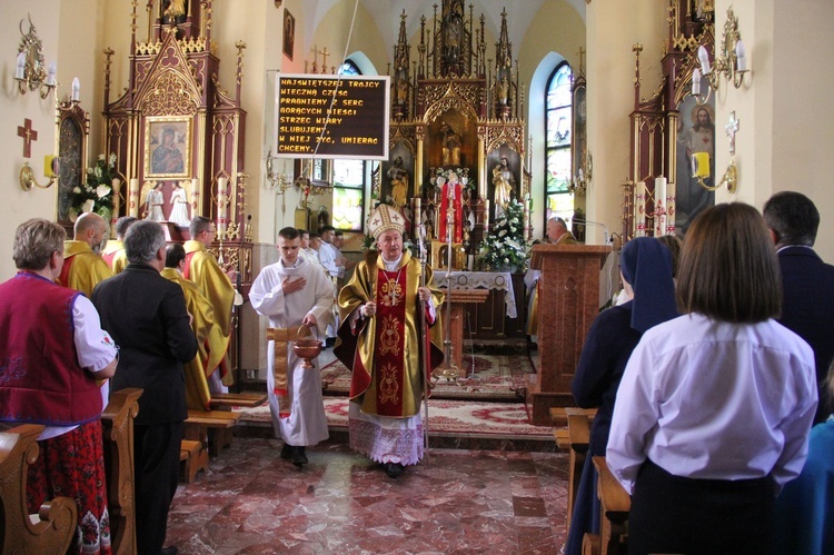 Jaworzna. Konsekracja kościoła