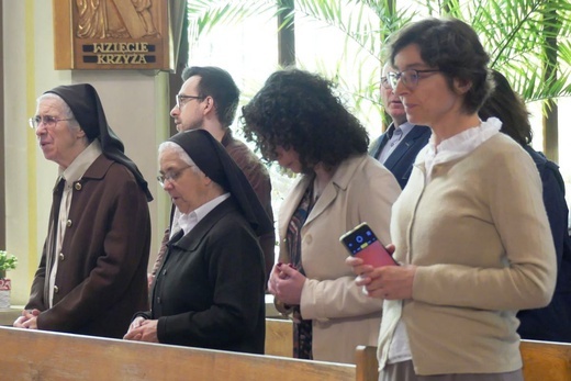 Wprowadzenie relikwii bł. Franciszka Palau do kościoła w Trzebini